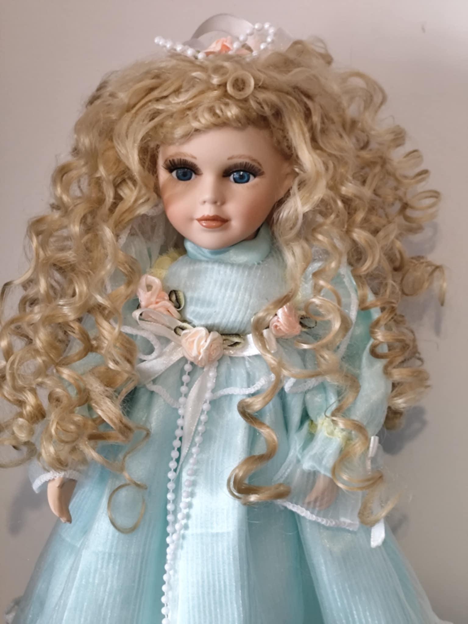 Poupée porcelaine