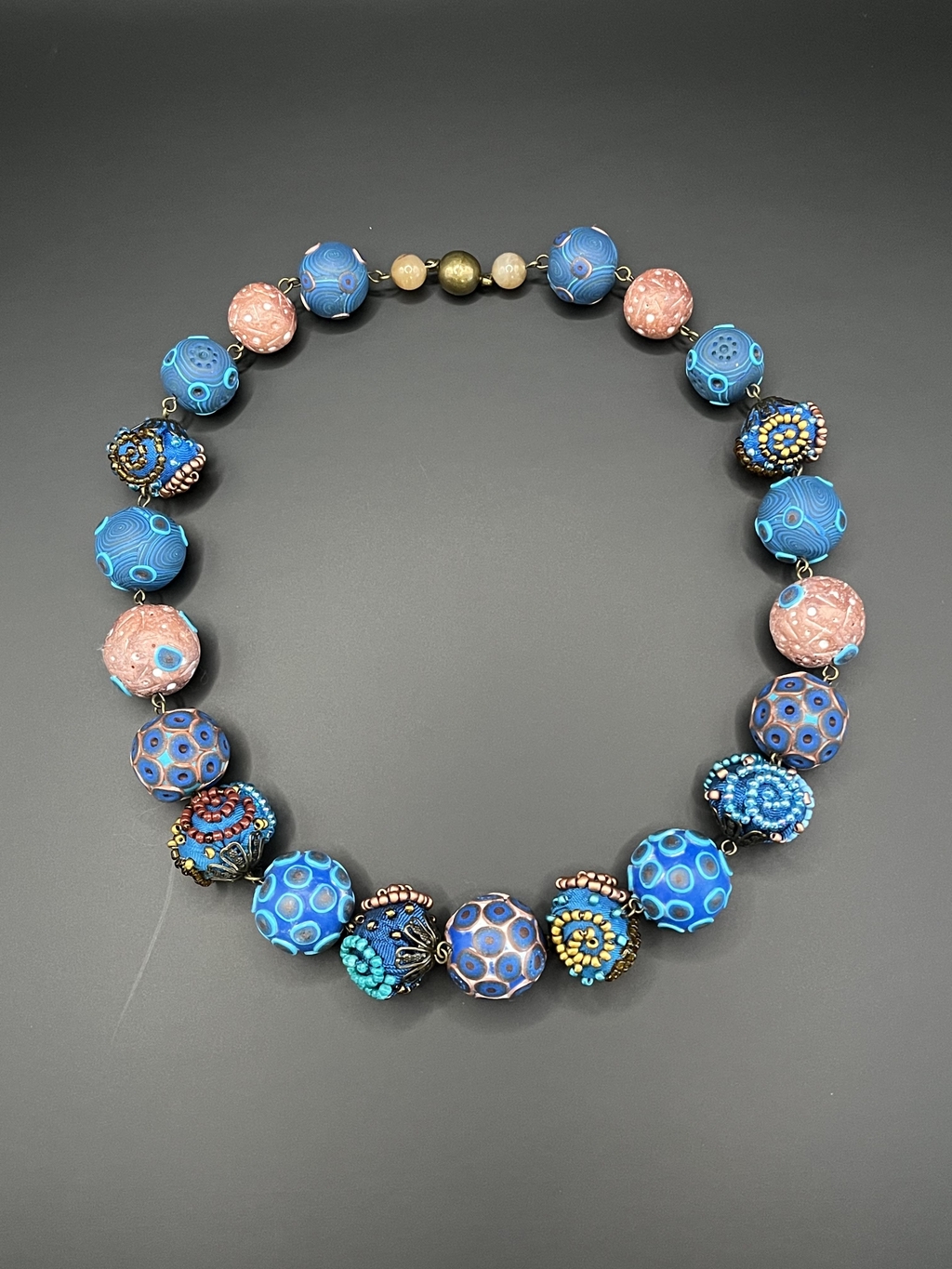 Les colliers se déclinent dans une diversité de couleurs, de formes et de dimensions, tous façonnés à la main avec patience et délicatesse.
Chaque pièce est un petit univers, raconte une histoire et devient un bijou complice, destiné à révéler et sublimer votre unicité.