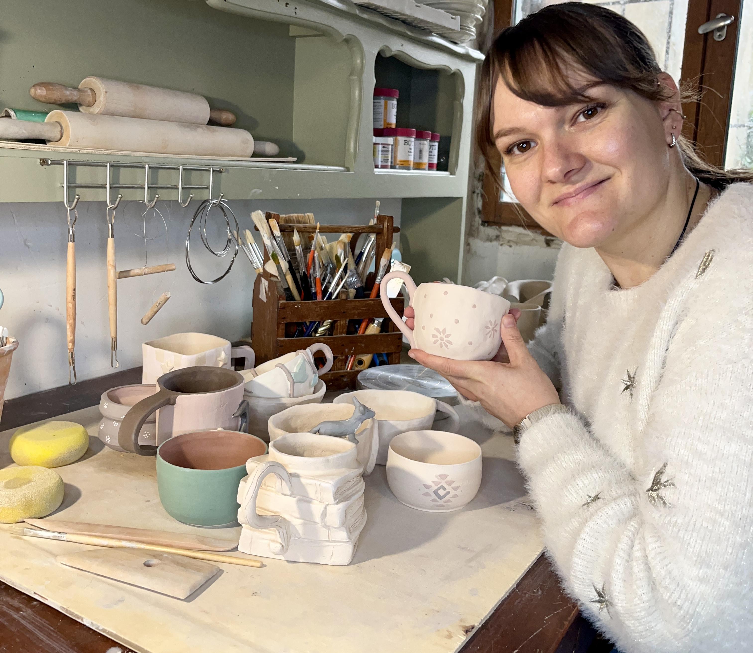 Créatrice de Nounette Studio dans son atelier de céramique en Occitanie