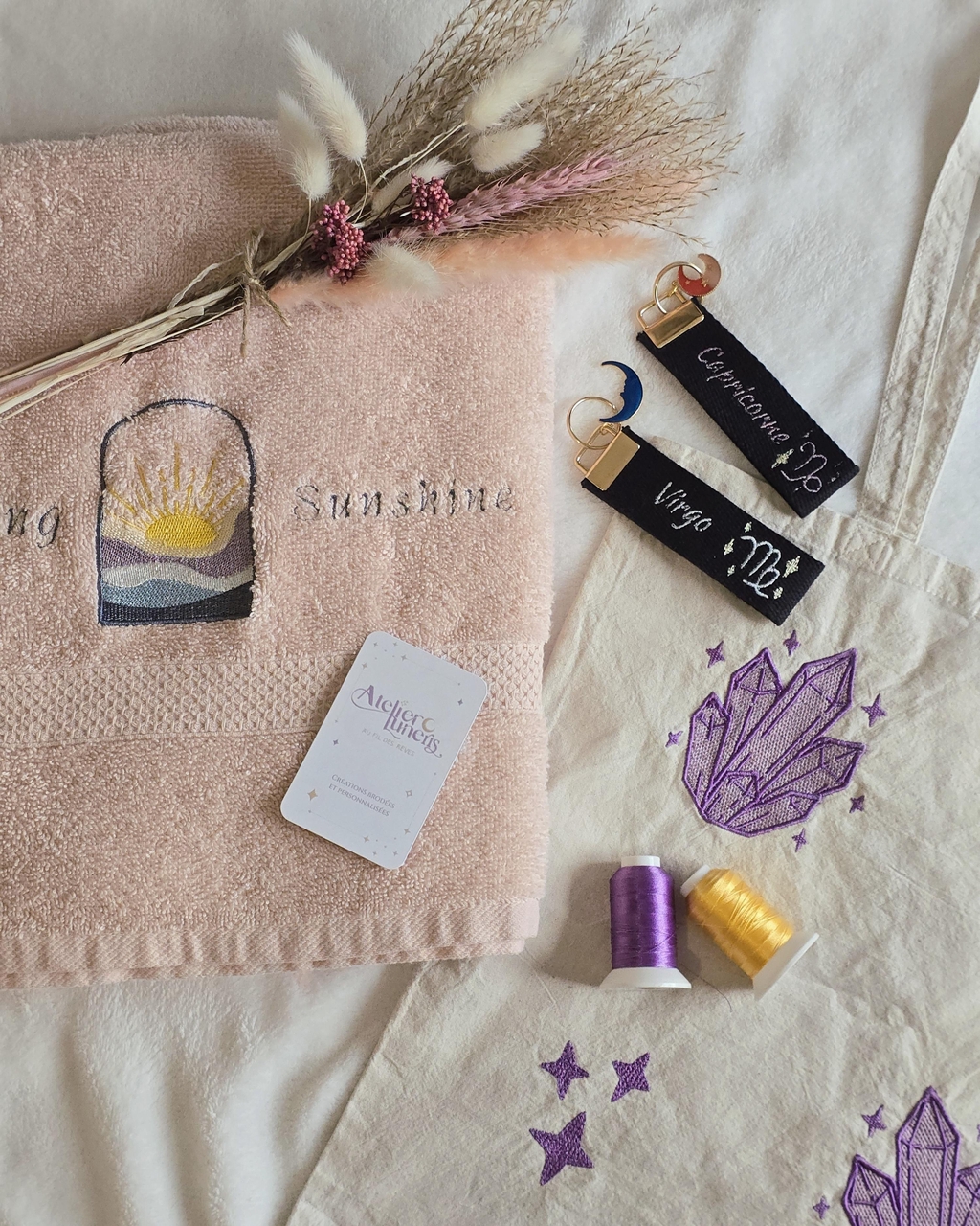 Atelier Luneris, collection "premières lueurs" serviette, tote bag et porte clés brodés fait main français.