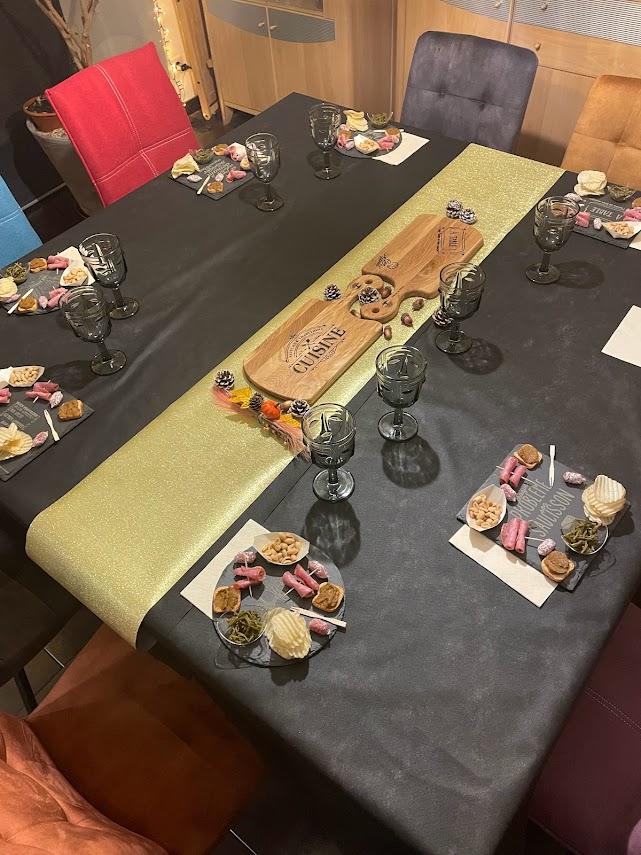 Présentation soignée de vos tables gourmandes. Décoration originale avec les ardoises et les planches de présentation.