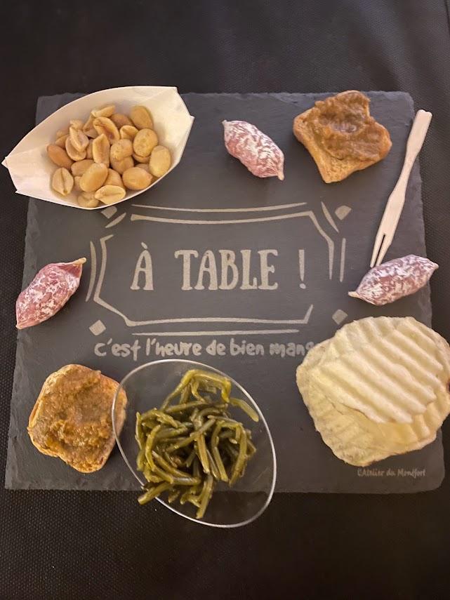  Ardoises de présentation avec gravures personnalisées "A table"  partagez un repas en famille, amis ou lors des vos apéros dinatoires