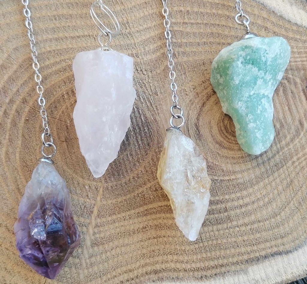 Lithothérapie, 
découvrez nos pendules en pierre brute, faits main en pleine conscience