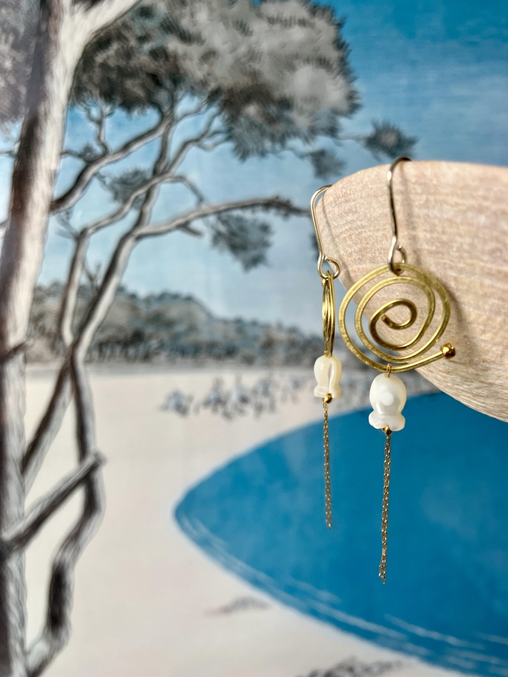 photo d'une paire de boucles d'oreilles faites main, inspirés de la mer