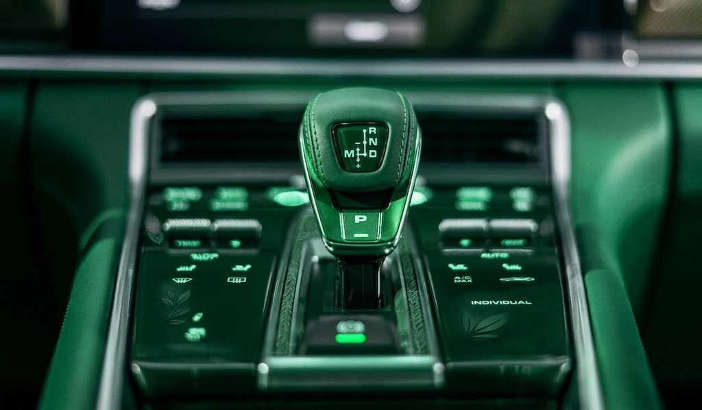 Green Driving Academy promotional graphic highlighting key benefits of automatic driving lessons, including no clutch anxiety, modern eco-friendly cars, high first-time pass rates, and flexible lesson blocks.