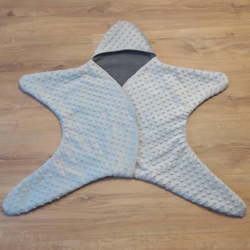 Couverture étoile douce et chaude avec bonnet.
Cette couverture est adaptée pour les sièges auto, les poussettes, les portes bébés et les écharpes de portage.
Elle est réalisée avec un minky pois gris clair 238g doublé d'une polaire 250g gris foncé.

Réalisable sur commande en version 0-4 mois ou 4-10 mois, et 11-18 mois.