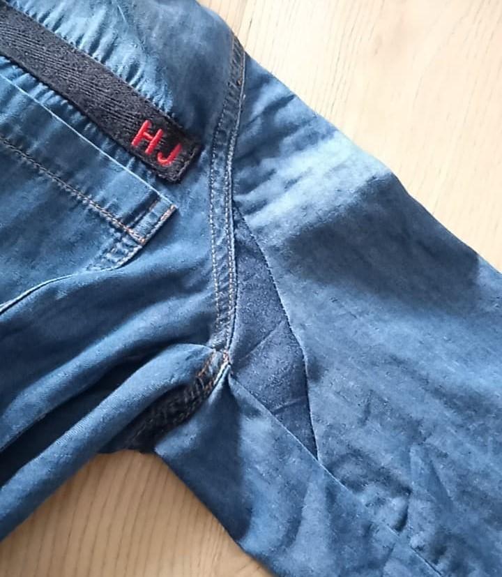 Voici une combi déchirée à l'aisselle au niveau de la couture.
Hop, je démonte la combi, je mets une nouvelle pièce, je remonte la combi, et la voilà repartie pour une seconde vie !
Une bonne chose lorsqu'on sait que le textile est la seconde industrie la plus polluante !