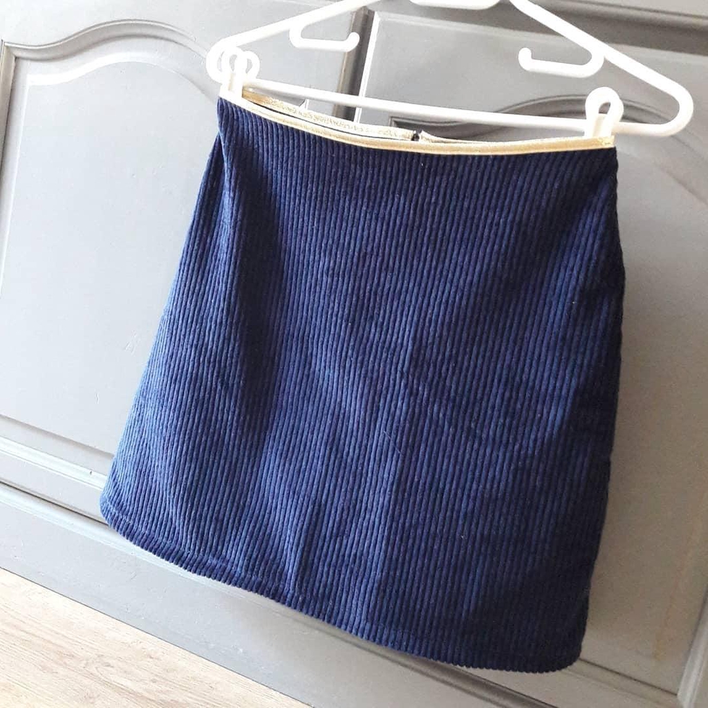 Réalisation d'une jupette courte en velours bleu.

Elle sera parfaite pour les fêtes avec son liseré doré 😍

Pour plus de praticité, elle se ferme avec une fermeture éclair dans le dos.