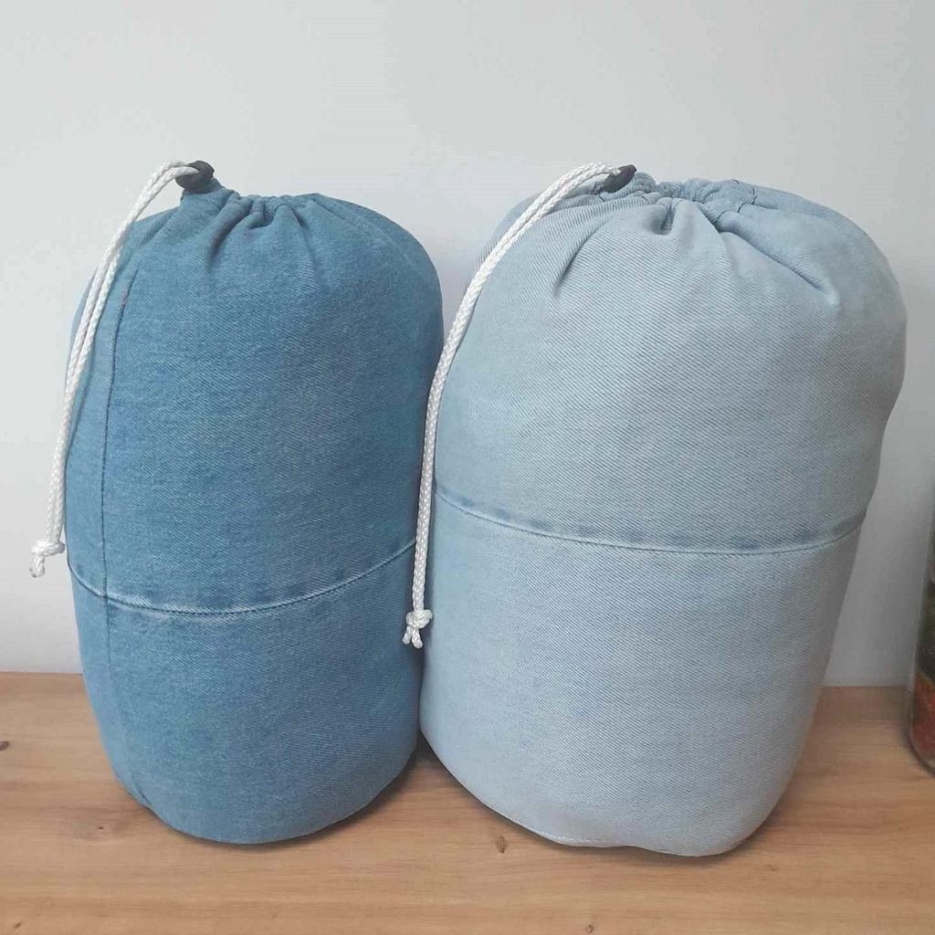 Jean recyclé en 2 pochons.
Le plus petit pour emmener un oreiller lors des déplacements, le plus grand pour ranger un sac de couchage.