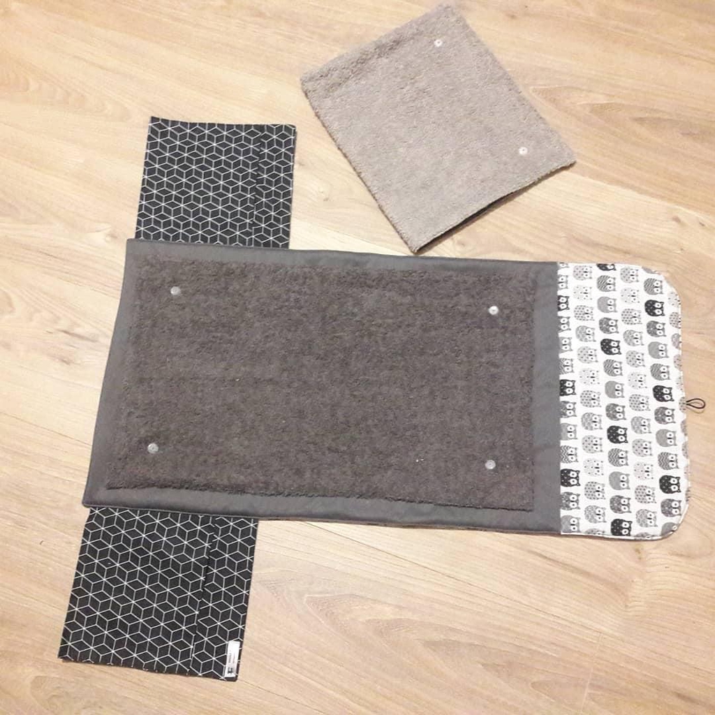 Pochette a langer nomade.
Avec ses 2 pochettes de rangement pour y déposer les couches et lingettes.
Insert en éponge doublé imperméable amovible.