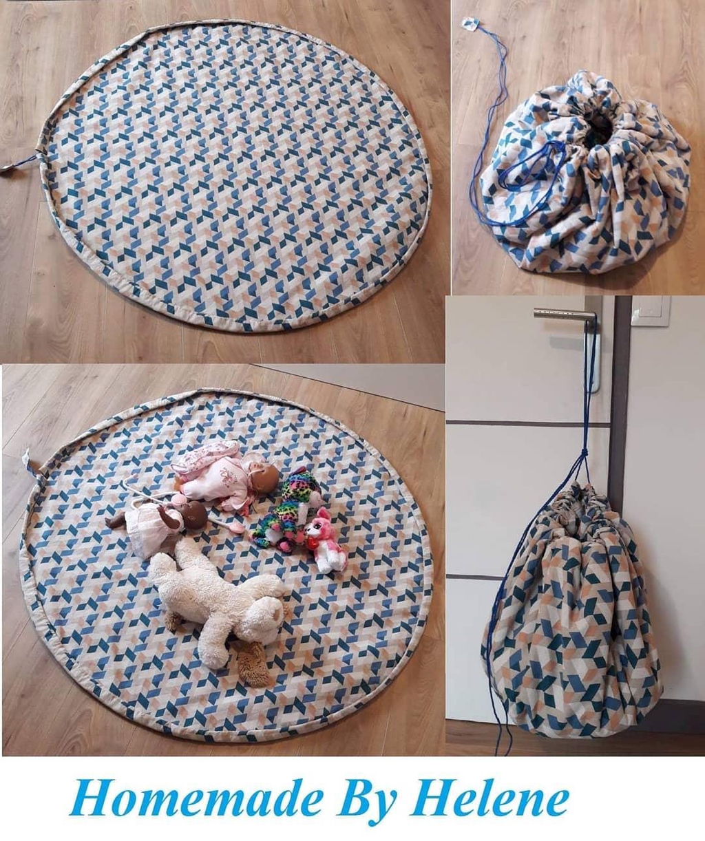 Tapis de jeu nomade. Ce tapis permet a bébé de jouer n'importe où, et de transporter ses jouets.
En coton, et doublé pour plus de confort, il passe en machine.
Il se porte ensuite en baluchon au moment de rentrer !
