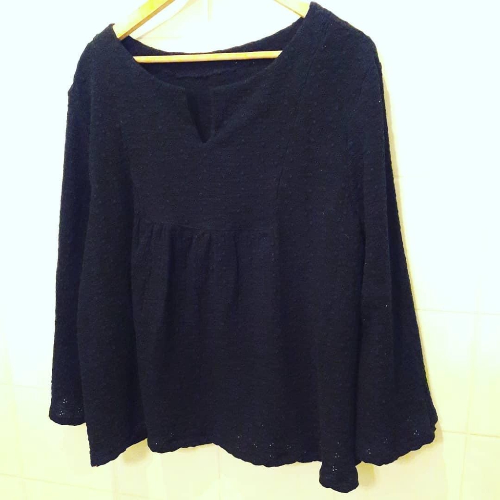 Réalisation de la blouse Camille en double gaze avec de jolis détails.
Cette blouse a une ouverte en pointe sur le devant.
