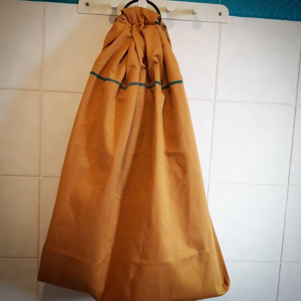 Sling/écharpe de portage en coton sergé moutarde et son liseré vert.

Réalisé avec un coton sergé oeko-tex résistant (260g) et 2 anneaux en aluminium noirs pour porter jusqu'à 20kg.

Largeur 73cm pour bien poser bébé.
2 coutures triple point associées a une couture bourdon pour une bonne résistance au poids de l'enfant.