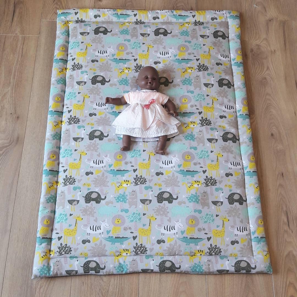 Couverture bébé molletonnée, réversible, 70x95 cm.
Des tissus qualitatifs pour le bien-être de bébé :
- Un coton décor animaux africain menthe et jaune en coton certifié oeko-tex 100.
- Un molleton 300g antiallergique, certifié oeko-tex 100.