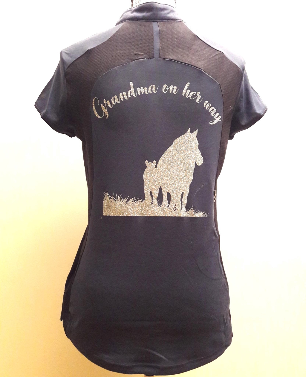Voici un t-shirt personnalisé pour une cavalière impatiente de rencontrer son poulain 🥰