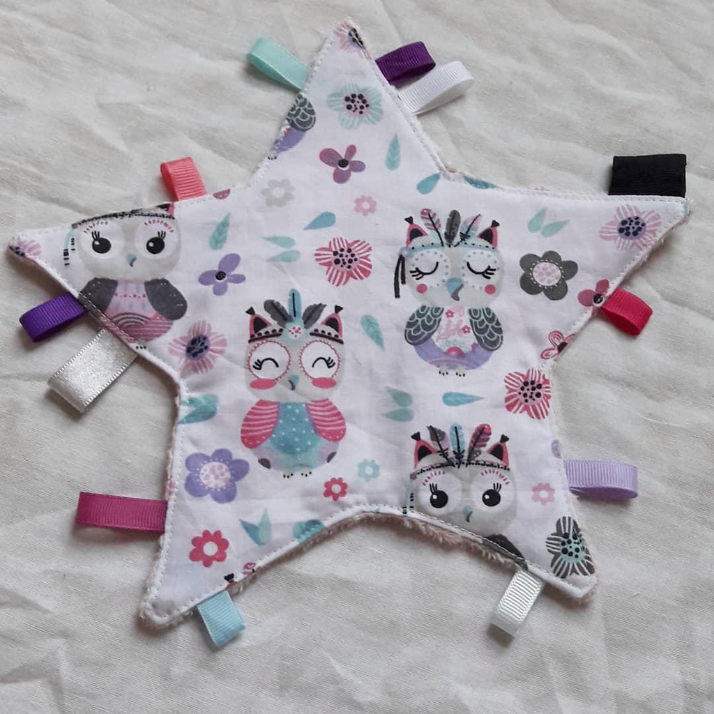 Mais pourquoi les bébés sont plus fans des étiquettes que des doudous eux même ???
Alors autant leur faire plaisir avec un doudou étiquettes !
Modèle étoile, décor hiboux, verso minky rose ultra doux.