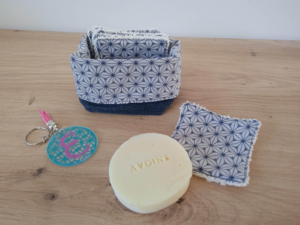 cadeau personnalisé pour ma maman avec : 
- une panière et ses cotons
- un savon à l'avoine
- un porte clé personnalisé