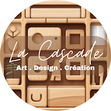 Transformez votre intérieur et votre extérieur avec nos suspensions florales en bois, nos luminaires, objets de décoration personnalisables, Bijoux en cuir, art de la table....