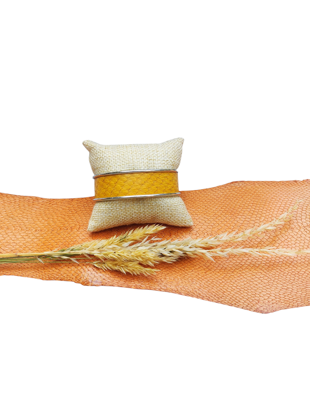 Chikopa propose des créations artisanales en cuir fabriquées en France : bijoux, accessoires et maroquinerie uniques, réalisés à partir de cuirs éthiques comme le cuir de poisson.
