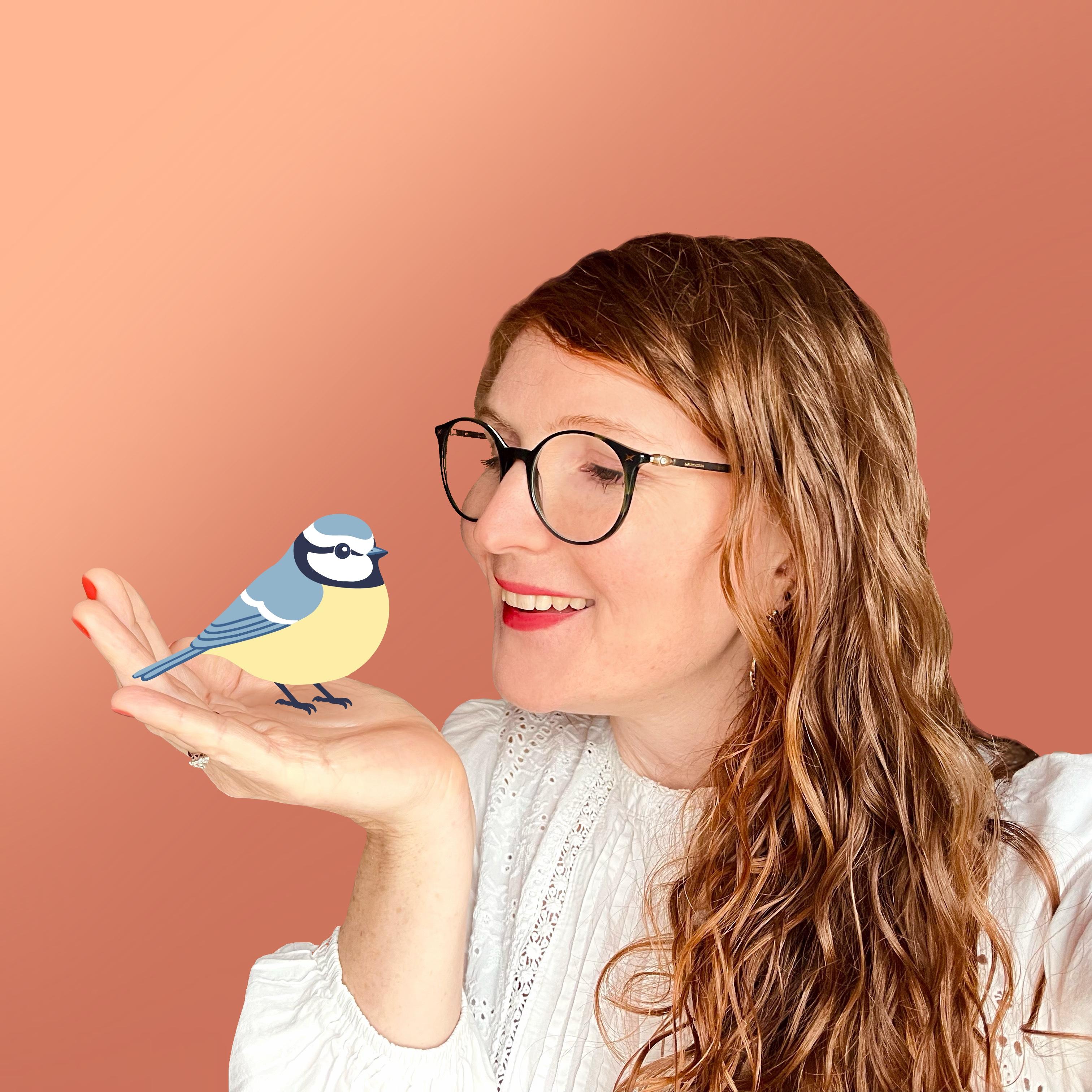 La créatrice, Amandine Gonidec-Quinton tenant dans la main une mésange bleue virtuelle.