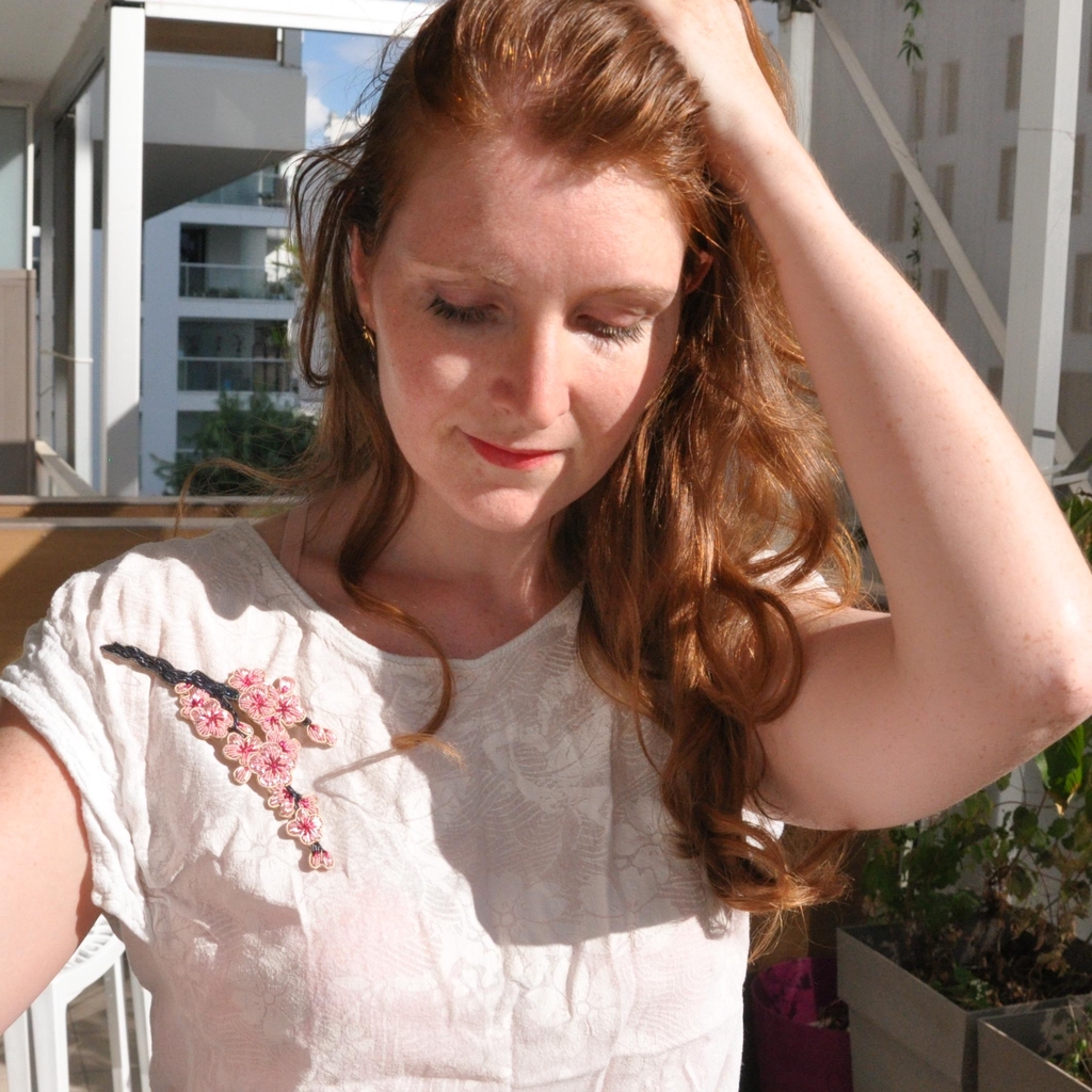 Photo de moi, portant une broche cerisier en broderie or