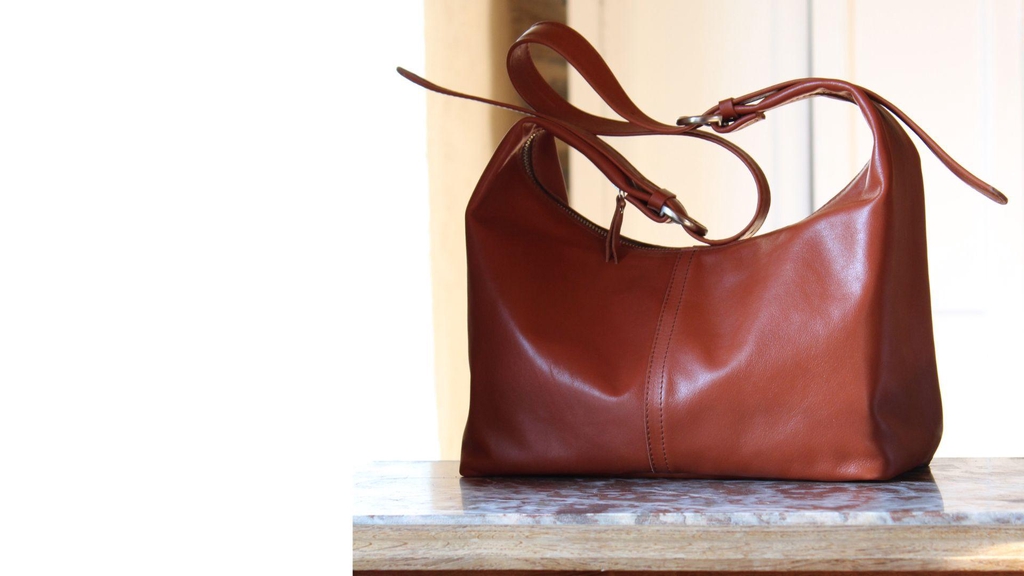 Sac à main en cuir pleine fleur couleur écureuil, porté épaule avec bandoulière réglable, fabrication artisanale française 31mai