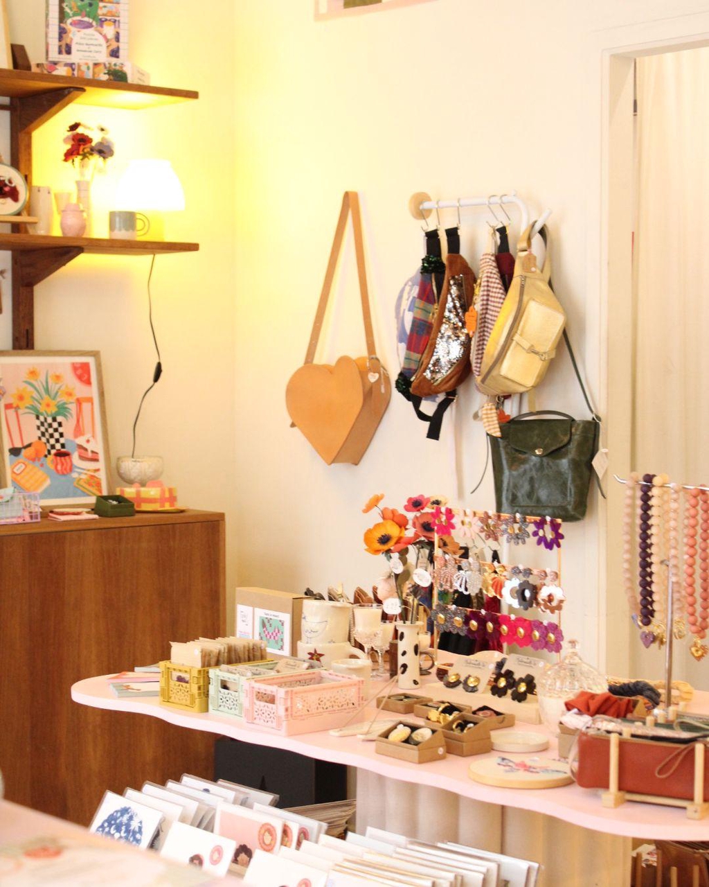 Table de présentation dans la boutique éphémère Popup Les Florettes à Rennes, mettant en valeur des créations artisanales, bijoux et accessoires exposés dans un espace lumineux.