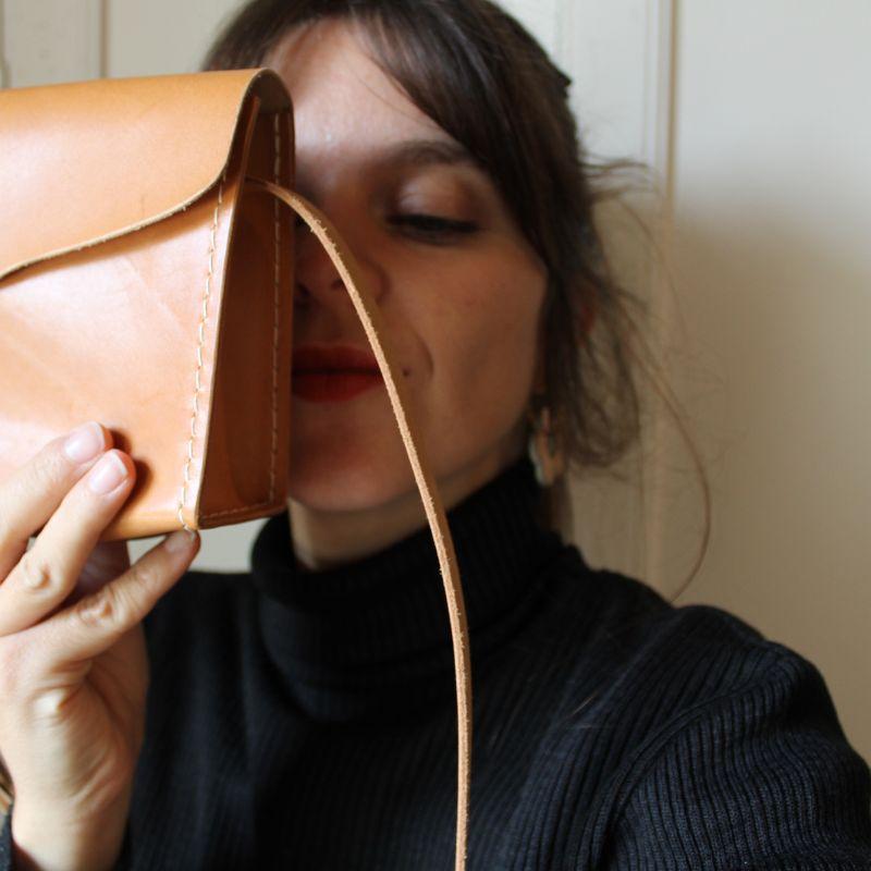 Mélanie Vignon, artisan maroquinière de la marque 31 mai, avec un sac en cuir fabriqué à la main dans son atelier breton.