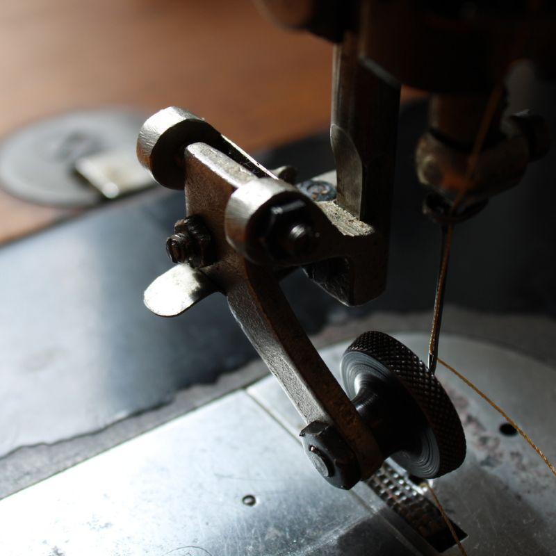 Machine à coudre industrielle utilisée pour la fabrication artisanale de sacs à main en cuir chez 31 mai maroquinerie