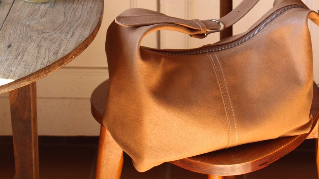 Sac à main en cuir pleine fleur couleur marron clair, porté épaule avec bandoulière réglable, fabrication artisanale française 31mai