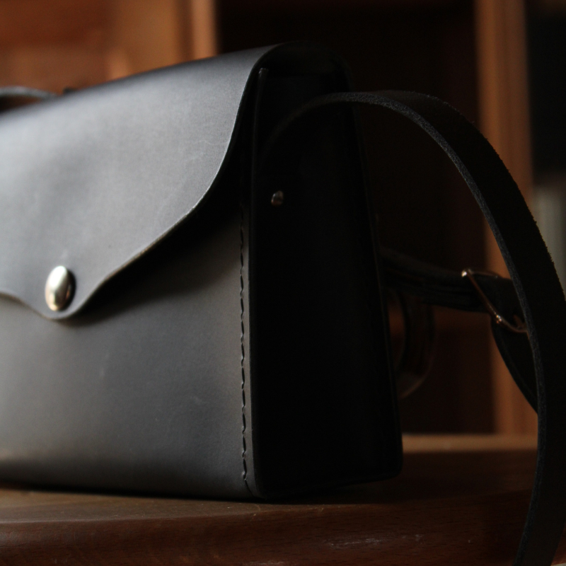 Sac à main en cuir noir fait main par la marque artisanale 31 mai maroquinerie