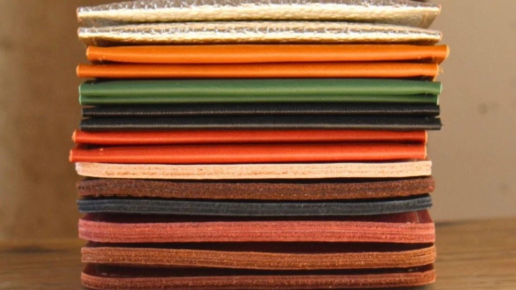 Petite maroquinerie en cuir fabriquée artisanalement en France :  porte-cartes, pochettes et accessoires – 31 mai