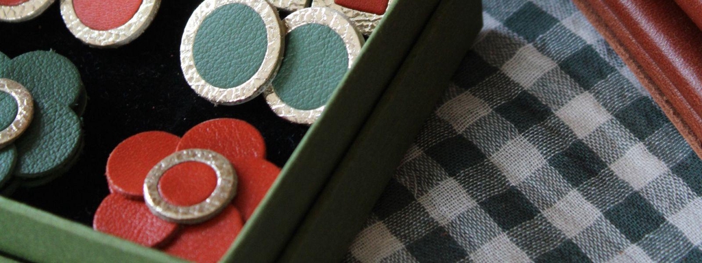 Bijoux en cuir fabriqués à partir de chutes de cuir sélectionnées dans l’atelier artisanal 31 mai maroquinerie