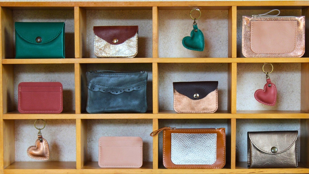 Petite maroquinerie en cuir fabriquée artisanalement en France :  porte-cartes, pochettes et accessoires – 31 mai