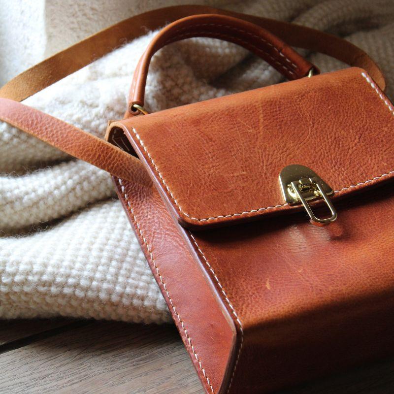 Sac n°3 en cuir cognac, détail de la boucle dorée et de la texture du cuir – création artisanale 31 mai maroquinerie
