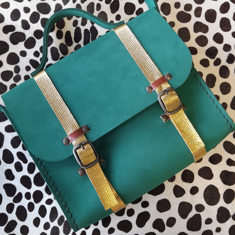 Sac à main vert émeraude en cuir avec passants dorés, création artisanale 31 mai