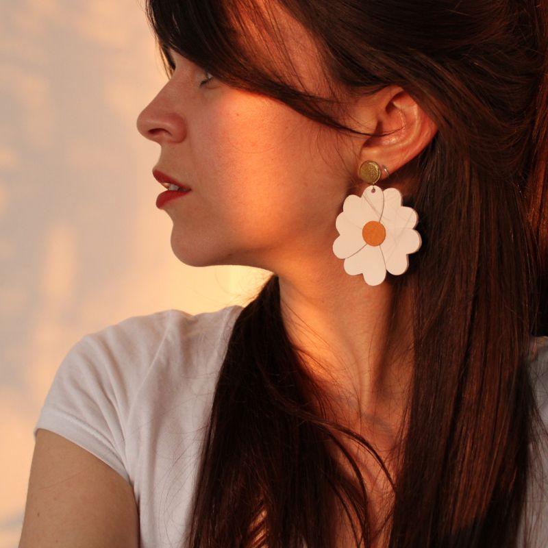 Boucles d’oreilles en cuir en forme de fleur blanche portées par une femme – Création artisanale 31 mai maroquinerie