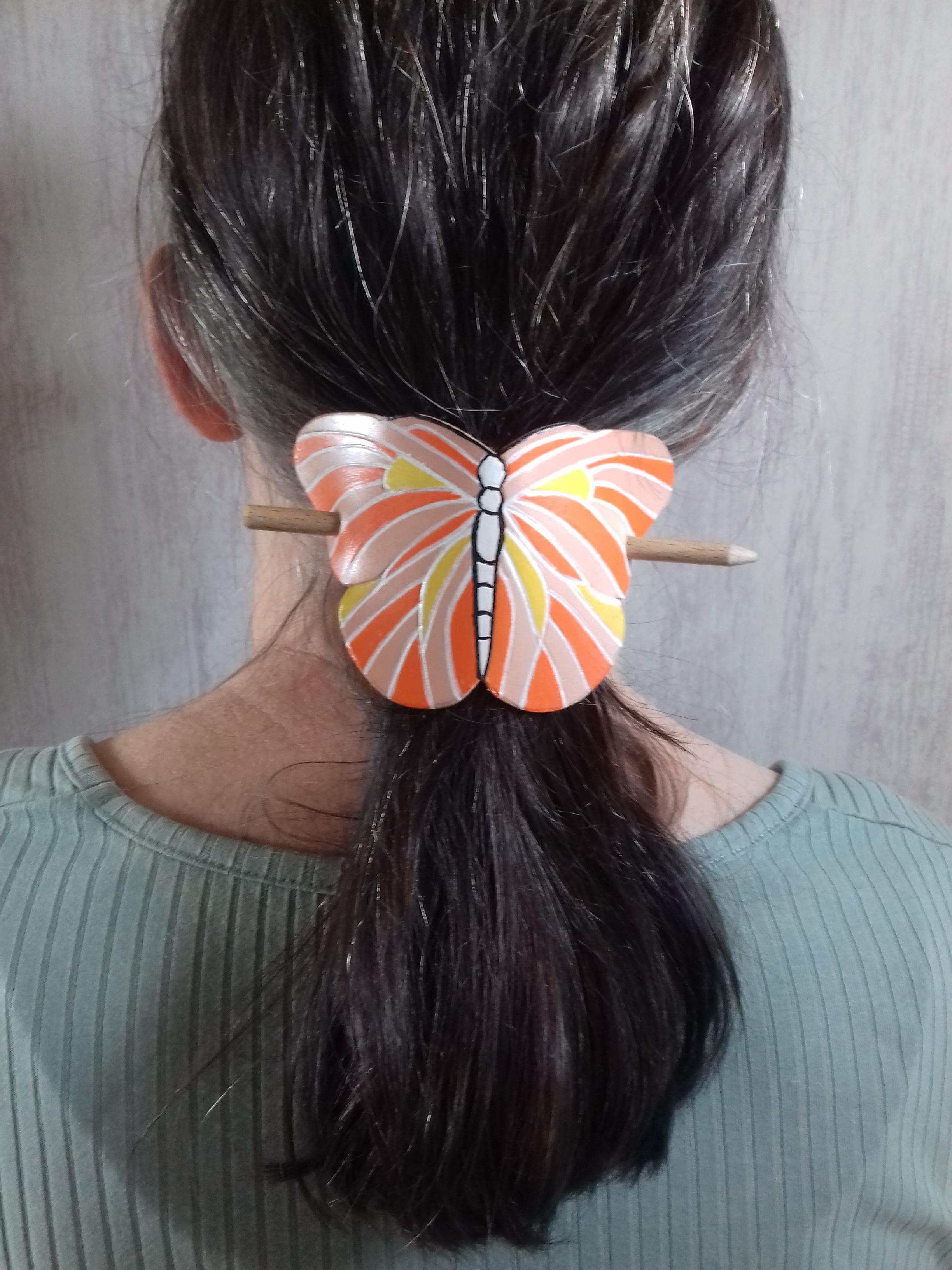 Les barrettes en cuir sont des accessoires de coiffure élégants et intemporels qui allient style, authenticité et durabilité. Fabriquées en cuir véritable, elles apportent une touche naturelle et raffinée à toutes les coiffures. Que vous ayez les cheveux longs, courts ou attachés en chignon, la barrette cheveux en cuir est parfaite pour sublimer votre look au quotidien.
Nos barrettes en cuir pour femme sont réalisées à la main dans nos ateliers, selon un savoir-faire artisanal. Chaque barrette cheveux artisanale se distingue par la qualité de son cuir, sa finition soignée et son design unique. Disponibles en plusieurs formes et couleurs – du cuir lisse au cuir patiné – elles s’adaptent à tous les styles, du plus classique au plus moderne.
Choisir une barrette en cuir véritable made in France, c’est opter pour un accessoire cheveux durable et élégant, conçu pour durer dans le temps tout en respectant les traditions de la maroquinerie artisanale. Parfaite pour un usage quotidien ou pour agrémenter une tenue spéciale, la barrette cuir femme allie simplicité, confort et distinction naturelle.