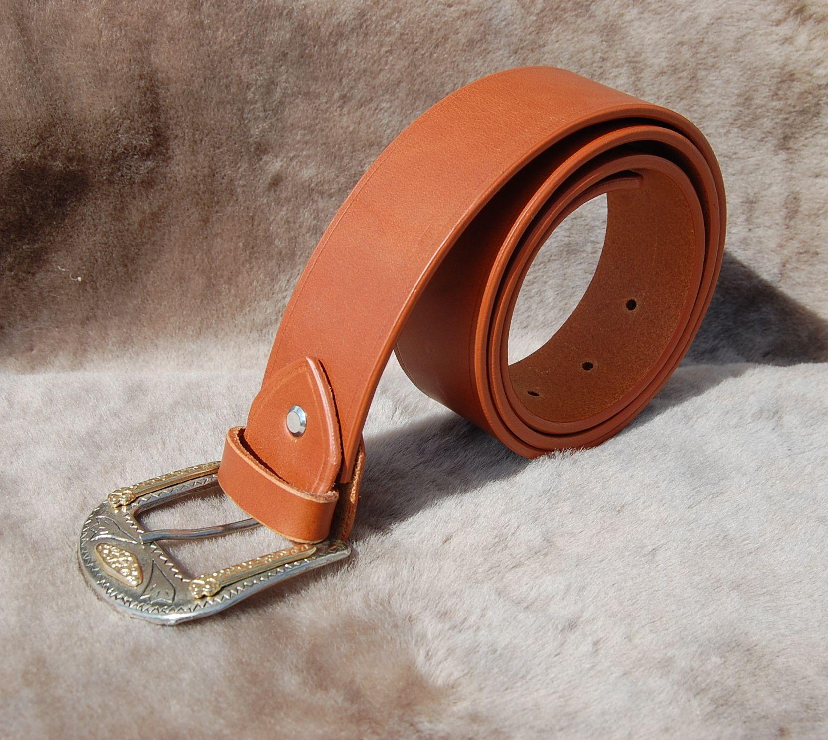 Indispensable du vestiaire masculin et féminin, la ceinture en cuir véritable incarne à la fois élégance, durabilité et confort. Fabriquée avec soin à partir de cuir pleine fleur, elle se distingue par sa souplesse naturelle et son fini raffiné, idéal pour accompagner toutes vos tenues, du look habillé au style décontracté.
Disponible en plusieurs coloris et boucles, la ceinture en cuir homme ou femme s’adapte à toutes les morphologies et apporte une touche d’élégance intemporelle à chaque silhouette. Que vous la portiez avec un jean, un pantalon de costume ou une robe fluide, elle reste l’accessoire mode incontournable au quotidien.
Chaque ceinture cuir fait main témoigne d’un savoir-faire artisanal et d’une attention portée aux détails, garantissant une longue durée de vie et un style qui traverse les saisons.