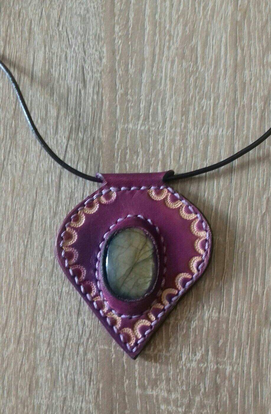 Le collier en cuir avec pierre précieuse est un bijou à la fois authentique, élégant et symbolique. Alliant la chaleur du cuir véritable à l’éclat des pierres naturelles ou précieuses, il incarne le parfait équilibre entre nature et sophistication. Que vous recherchiez un collier cuir femme au charme raffiné ou un collier cuir homme au style plus brut, cet accessoire se porte aussi bien au quotidien que pour une occasion spéciale.
Nos colliers en cuir et pierres précieuses artisanaux sont fabriqués à la main avec soin, selon les traditions de la bijouterie et de la maroquinerie françaises. Chaque pièce est unique : le cuir souple s’accorde harmonieusement avec la pierre choisie — onyx, améthyste, turquoise, quartz, labradorite ou encore œil-de-tigre — pour créer un bijou qui reflète votre personnalité et vos énergies.
Opter pour un collier en cuir véritable orné de pierres précieuses, c’est choisir un accessoire durable, naturel et chargé de sens. Le collier cuir et pierre naturelle made in France allie esthétique, bien-être et savoir-faire artisanal, faisant de chaque bijou une création unique et intemporelle.