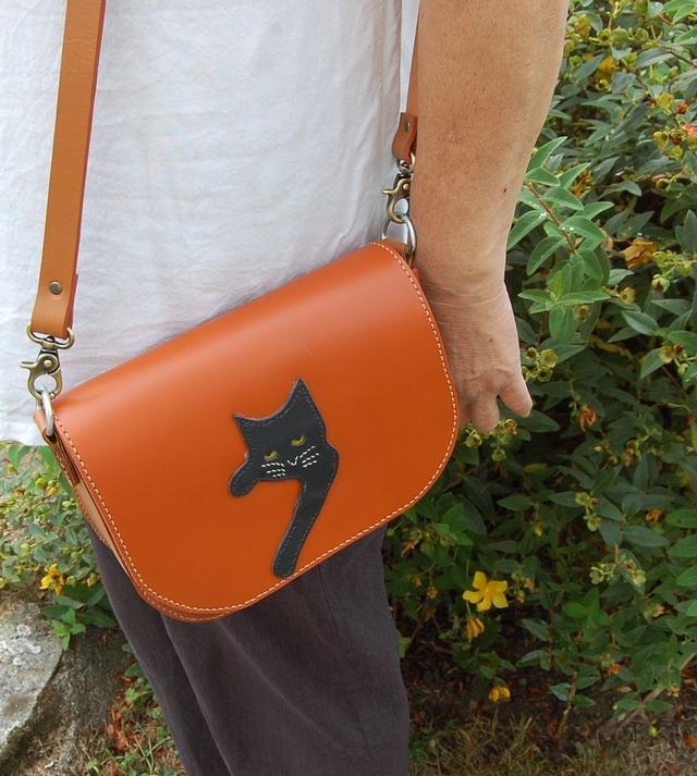 Le sac à main en cuir est l’accessoire incontournable de toute garde-robe. Alliant raffinement, durabilité et praticité, il incarne à lui seul l’élégance au quotidien. Fabriqué en cuir véritable, ce sac offre une texture souple, une résistance naturelle et des finitions soignées, pour un look à la fois chic et fonctionnel.
Disponible en plusieurs formats et coloris, le sac à main cuir femme s’adapte à toutes les occasions : travail, sorties, voyages ou soirées. Ses compartiments astucieux permettent de ranger facilement vos essentiels tout en conservant un style épuré et tendance.
Chaque sac à main cuir fait main reflète un savoir-faire artisanal unique, garantissant un accessoire à la fois authentique et durable. Un véritable investissement mode qui traverse les saisons sans perdre son charme.