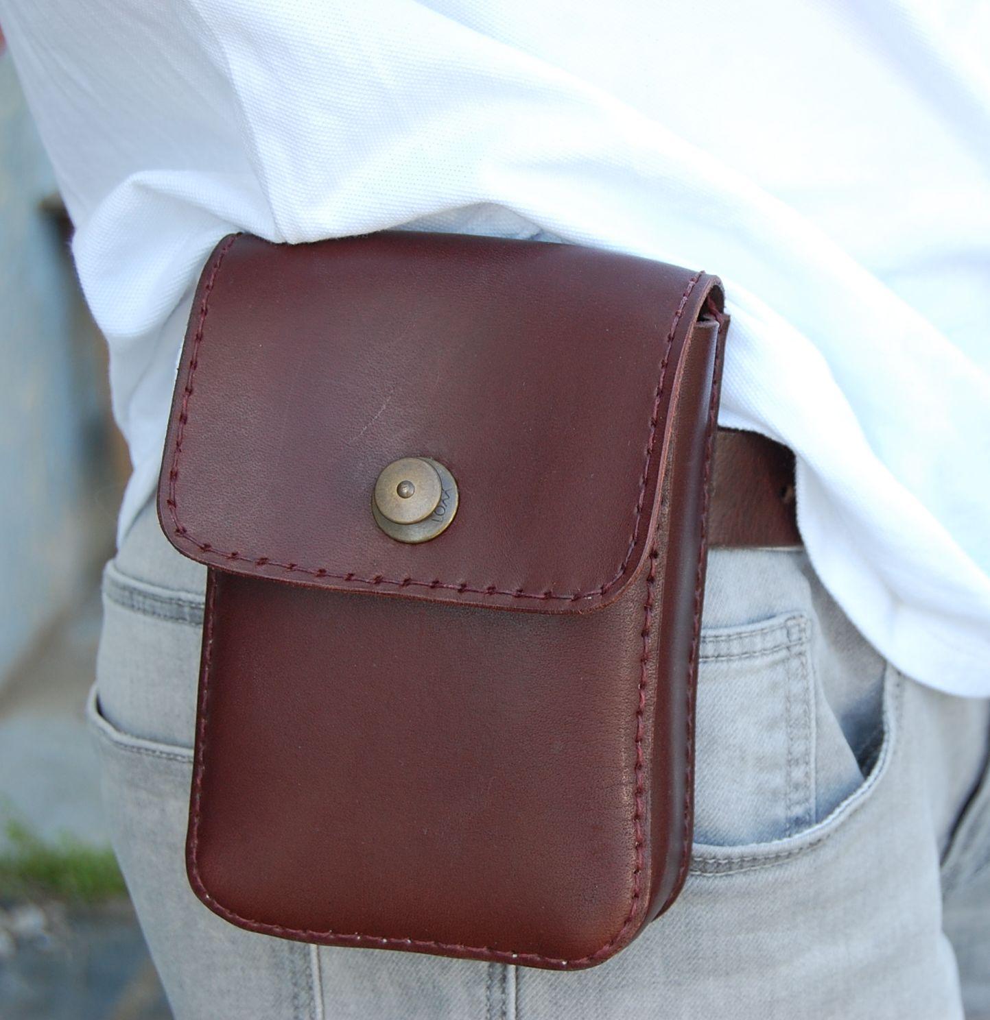 Alliez style, fonctionnalité et qualité avec la pochette de ceinture en cuir, un accessoire à la fois utile et raffiné. Conçue en cuir véritable, elle se distingue par sa résistance, sa souplesse naturelle et ses finitions soignées, idéales pour un usage quotidien.
Pratique et discrète, la pochette cuir ceinture vous permet de garder vos essentiels à portée de main : téléphone, clés, portefeuille ou couteau pliant. Son système d’attache solide s’adapte à toutes les ceintures, garantissant stabilité et confort lors de vos déplacements.
Disponible en plusieurs formats et coloris, elle s’adapte à tous les styles – du look urbain élégant à l’esprit aventurier. Chaque pochette en cuir fait main reflète un savoir-faire artisanal et une attention aux détails, pour un accessoire aussi esthétique que durable.