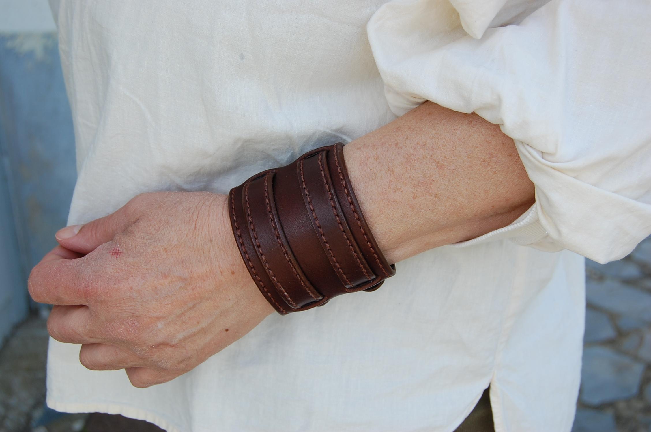 Le bracelet en cuir est un accessoire de mode intemporel, symbole d’élégance et de caractère. Fabriqué à partir de cuir véritable, il se distingue par sa souplesse, sa solidité et son style naturel. Que vous recherchiez un bracelet cuir homme au design sobre et masculin ou un bracelet cuir femme plus fin et délicat, cet accessoire s’accorde parfaitement avec toutes les tenues, du quotidien aux occasions spéciales.
Nos bracelets en cuir artisanaux sont confectionnés à la main, dans le respect du savoir-faire traditionnel de la maroquinerie française. Chaque pièce est unique : le cuir utilisé se patine au fil du temps, révélant toute sa beauté et son authenticité. Disponibles en plusieurs styles — bracelet cuir tressé, bracelet cuir manchette — nos créations allient esthétique, confort et durabilité.
Opter pour un bracelet en cuir véritable made in France, c’est choisir un accessoire élégant et durable, conçu avec passion et souci du détail. Le bracelet cuir personnalisé est également une excellente idée de cadeau original, qui reflète la personnalité et le goût de celui ou celle qui le porte.