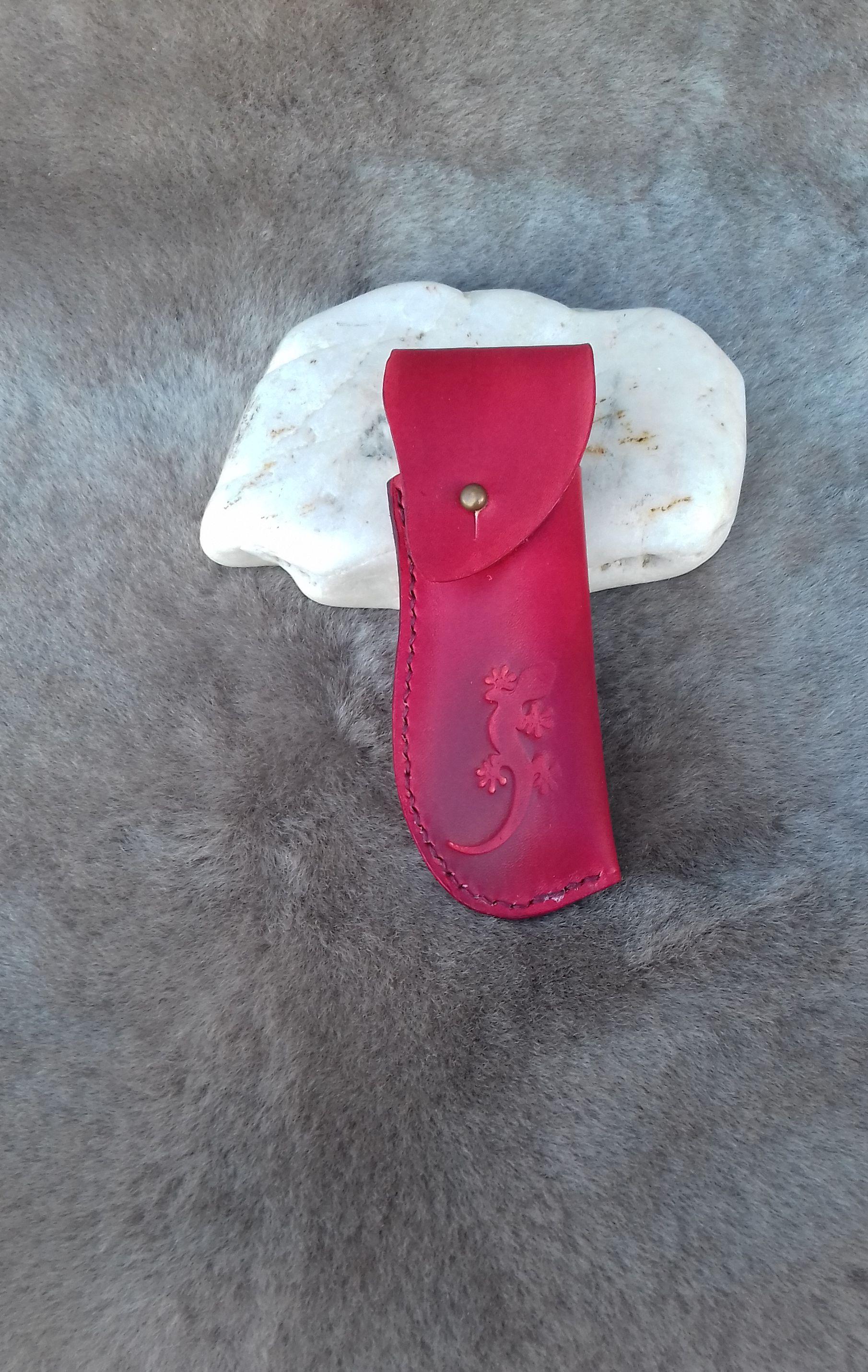 Alliez sécurité, durabilité et style avec l’étui à couteau en cuir, l’accessoire indispensable pour protéger vos lames tout en affirmant votre goût pour les belles matières. Confectionné en cuir véritable, cet étui allie robustesse, souplesse et finition soignée, garantissant une protection optimale contre les chocs et l’usure.
Idéal pour les couteaux de chasse, couteaux de poche ou couteaux de cuisine haut de gamme, l’étui cuir fait main s’adapte parfaitement à la forme de votre lame grâce à sa couture précise et son design ergonomique. Léger et résistant, il se glisse facilement dans une poche, un sac ou se fixe à la ceinture pour un transport pratique et sécurisé.
Disponible en plusieurs teintes et formats, il séduit les passionnés de coutellerie comme les amateurs d’artisanat.
