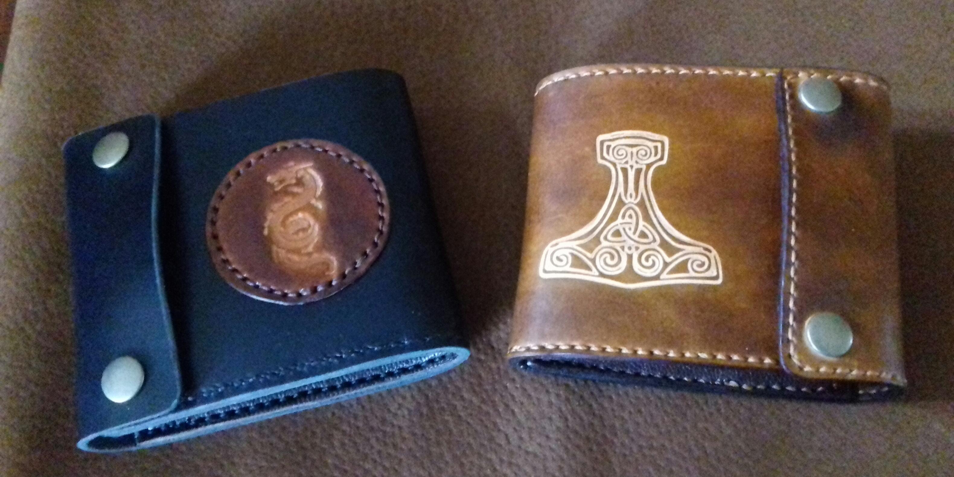 Le portefeuille en cuir est un accessoire indispensable du quotidien, alliant élégance, praticité et durabilité. Conçu en cuir véritable, il reflète un style à la fois raffiné et intemporel, tout en garantissant une excellente résistance à l’usage. Que vous recherchiez un portefeuille cuir homme au design sobre et fonctionnel ou un portefeuille cuir femme chic et compact, cet accessoire s’adapte à tous les besoins et à toutes les envies.
Nos portefeuilles en cuir artisanaux sont fabriqués à la main dans le respect des traditions de la maroquinerie française. Chaque pièce est unique : le cuir sélectionné, souple et résistant, développe avec le temps une patine naturelle qui en fait un objet encore plus beau et personnel. Disponibles en plusieurs formats — classique, zippé, à volets, ou minimaliste — les portefeuilles cuir véritable allient style, confort et sécurité.
Choisir un portefeuille en cuir made in France, c’est faire le choix d’un accessoire haut de gamme au design soigné, durable et fonctionnel. Idéal comme cadeau élégant, le portefeuille cuir personnalisé permet d’allier utilité et distinction, que ce soit pour soi-même ou pour offrir à un proche.
