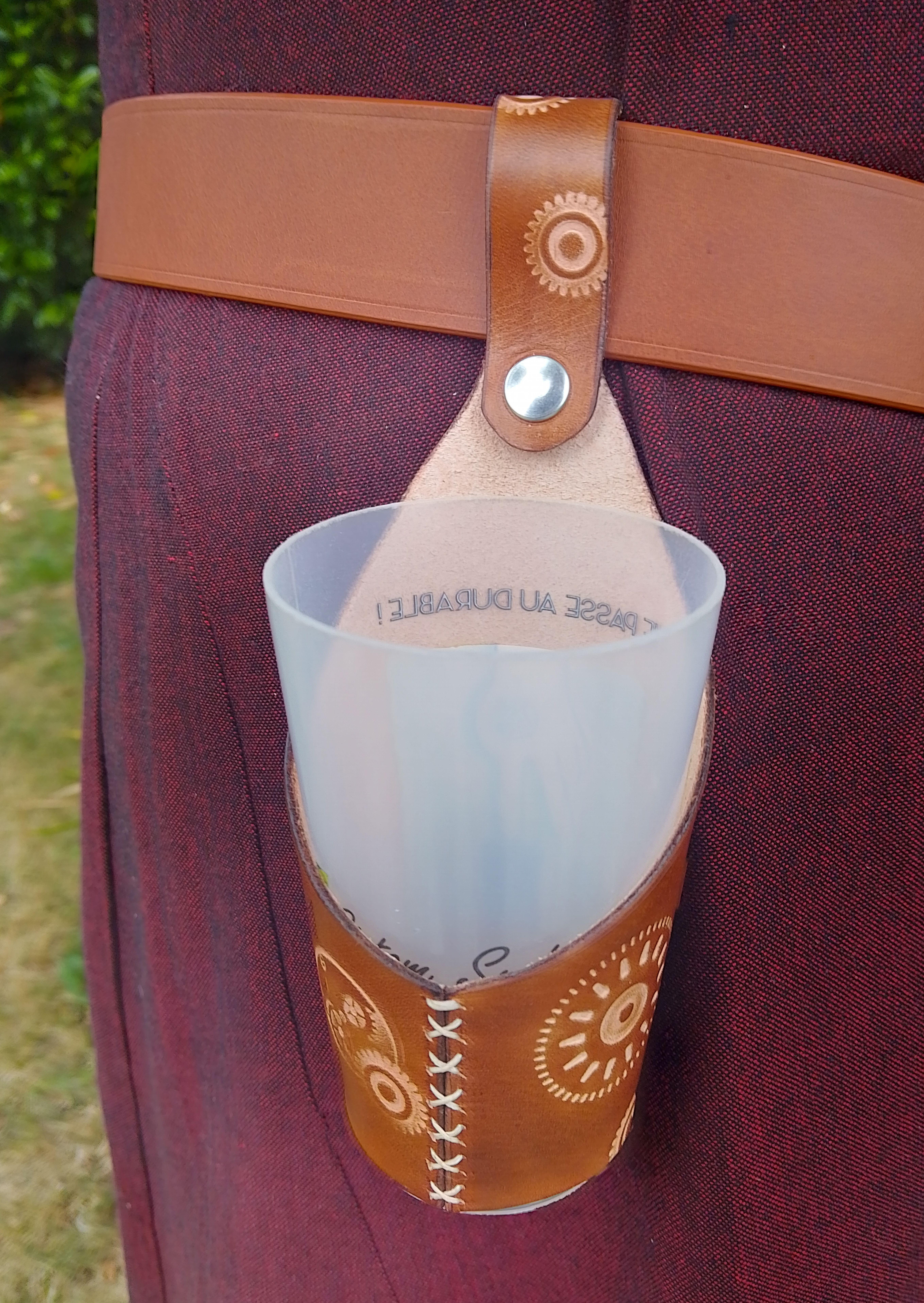 Alliez style et fonctionnalité avec le porte-gobelet en cuir, l’accessoire parfait pour accompagner vos trajets, vos bureaux ou vos moments de détente. Conçu en cuir véritable, il offre une tenue impeccable, une grande résistance et une touche d’élégance naturelle à votre gobelet, tasse ou bouteille réutilisable.
Idéal pour le café à emporter, les voyages ou le télétravail, ce porte-gobelet cuir allie design moderne et utilité. Sa texture souple et ses finitions soignées garantissent un confort de prise en main optimal, tout en protégeant vos mains de la chaleur ou du froid.
Disponible en plusieurs coloris, le porte-gobelet en cuir fait main s’adapte à votre style : minimaliste, vintage ou professionnel. Un cadeau original et durable, parfait pour les amateurs de café et les amoureux des beaux objets.