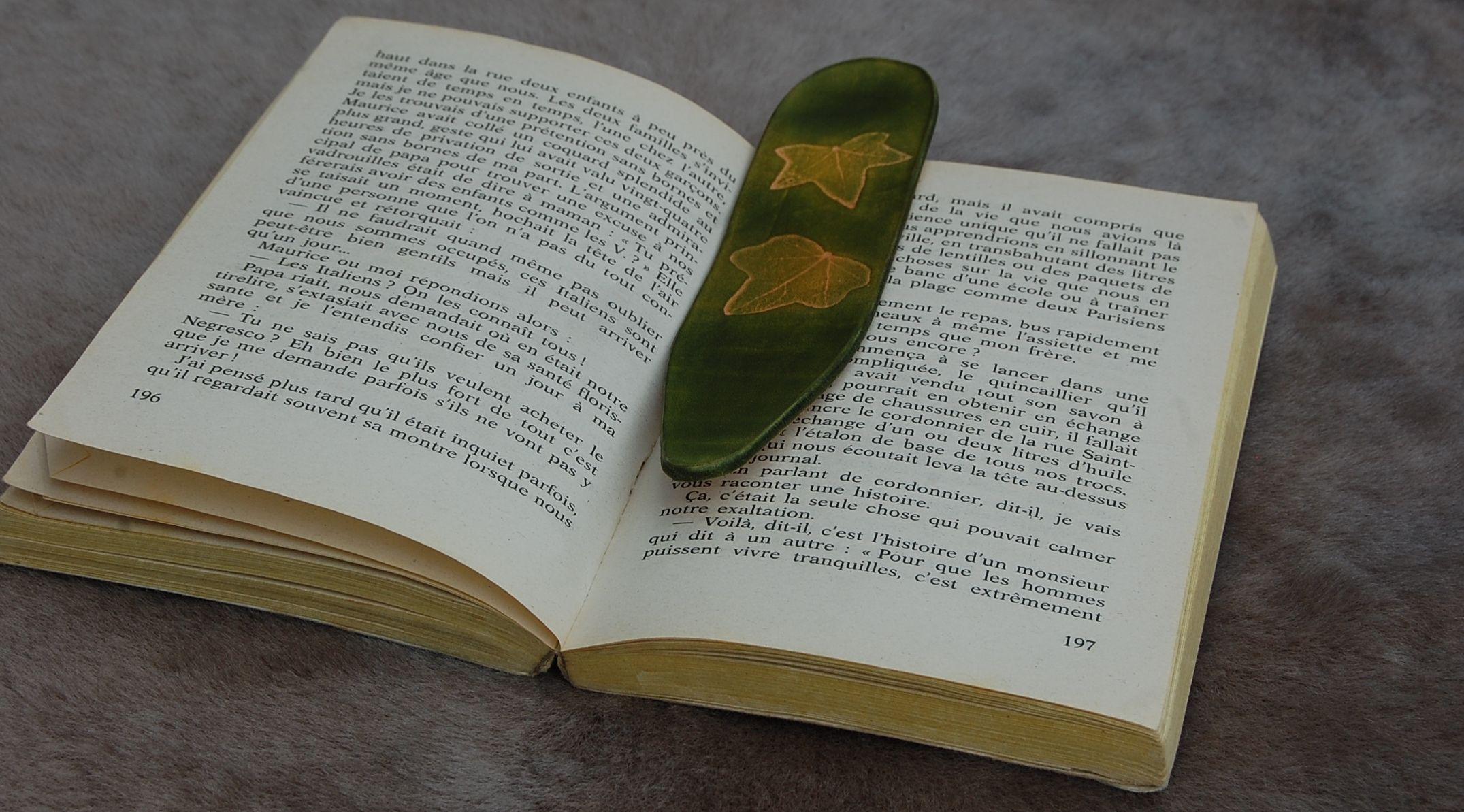 Le marque-page en cuir est l’accessoire idéal pour les amoureux de lecture à la recherche d’élégance et d’authenticité. Conçu en cuir véritable, il allie raffinement, durabilité et simplicité. Léger et souple, le marque-page cuir se glisse facilement entre les pages de vos livres sans les abîmer, tout en ajoutant une touche de style unique à vos moments de lecture.
Nos marque-pages en cuir artisanaux sont fabriqués à la main avec le plus grand soin, dans le respect du savoir-faire traditionnel de la maroquinerie française. Chaque pièce est unique : le cuir utilisé développe une patine naturelle au fil du temps, symbole de qualité et d’authenticité.
Que vous recherchiez un marque-page en cuir pour homme, une idée cadeau élégante pour femme, ou un marque-page cuir personnalisé, nos créations s’adaptent à tous les goûts. Offrir ou s’offrir un marque-page en cuir made in France, c’est choisir un accessoire à la fois utile, durable et esthétique — un véritable compagnon de lecture au charme intemporel.