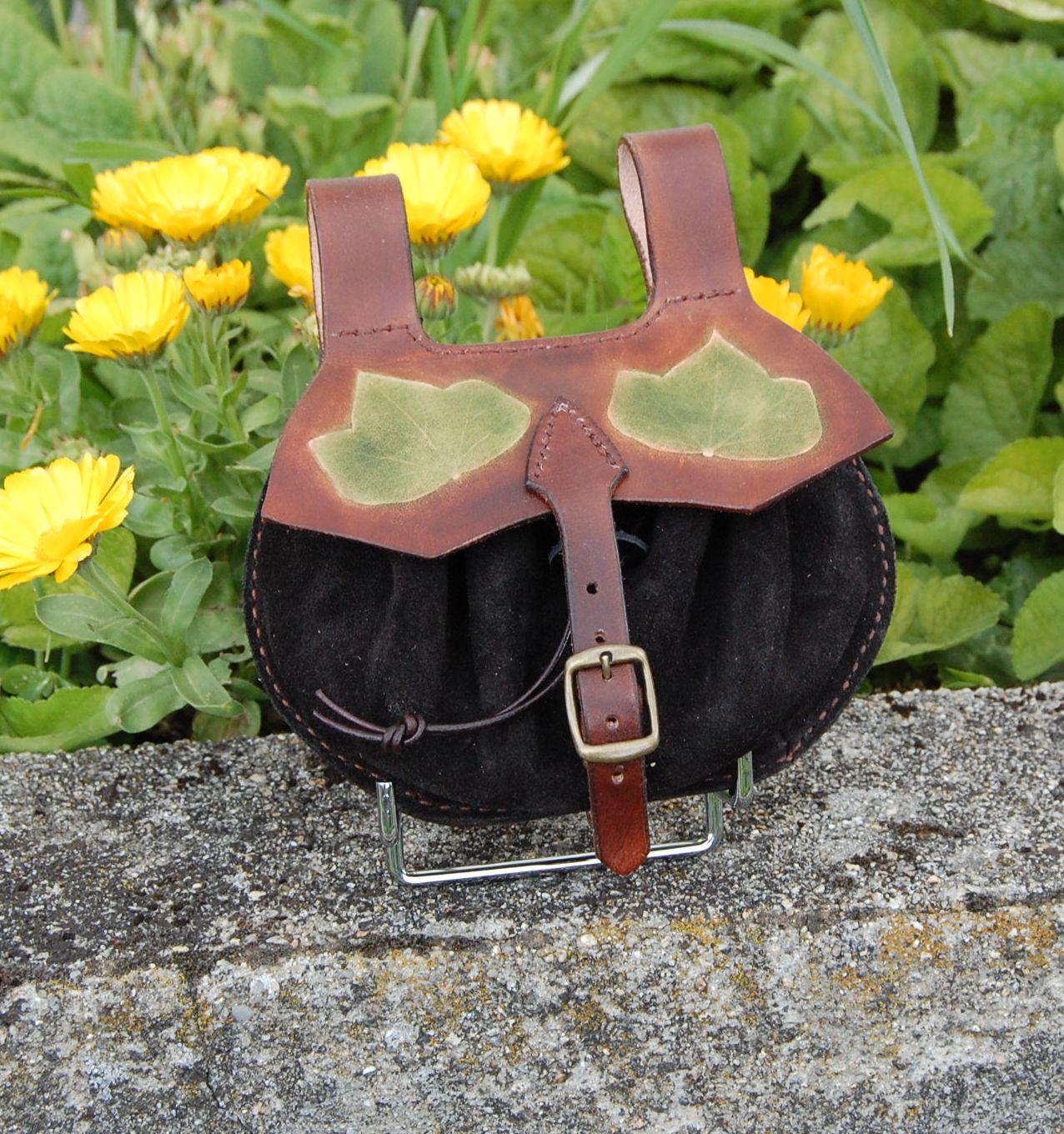 Redécouvrez le charme de l’artisanat traditionnel avec l’escarcelle en cuir, un accessoire à la fois historique, élégant et pratique. Inspirée des pochettes médiévales, l’escarcelle séduit aujourd’hui par son style intemporel et sa qualité artisanale exceptionnelle.
Fabriquée en cuir véritable, chaque escarcelle est faite main, avec des coutures solides et des finitions soignées. Sa conception robuste en fait un accessoire durable, idéal pour les reconstitutions historiques, les marchés médiévaux, les festivals, ou tout simplement pour ajouter une touche vintage et authentique à votre tenue.
Pratique et fonctionnelle, l’escarcelle cuir se fixe facilement à la ceinture pour garder vos objets essentiels à portée de main : pièces, clés, petits outils ou bijoux.