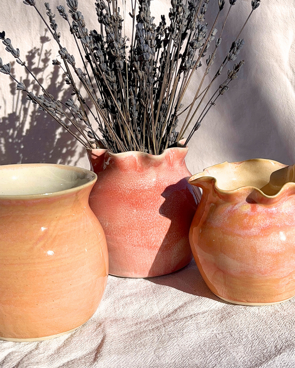 une collection de pièces décoratives et d'accessoires de salle de bain en grès, des vases aux lignes organiques aux porte-savons artisanaux, conçue pour infuser une ambiance minérale et sereine dans chaque pièce de votre intérieur.