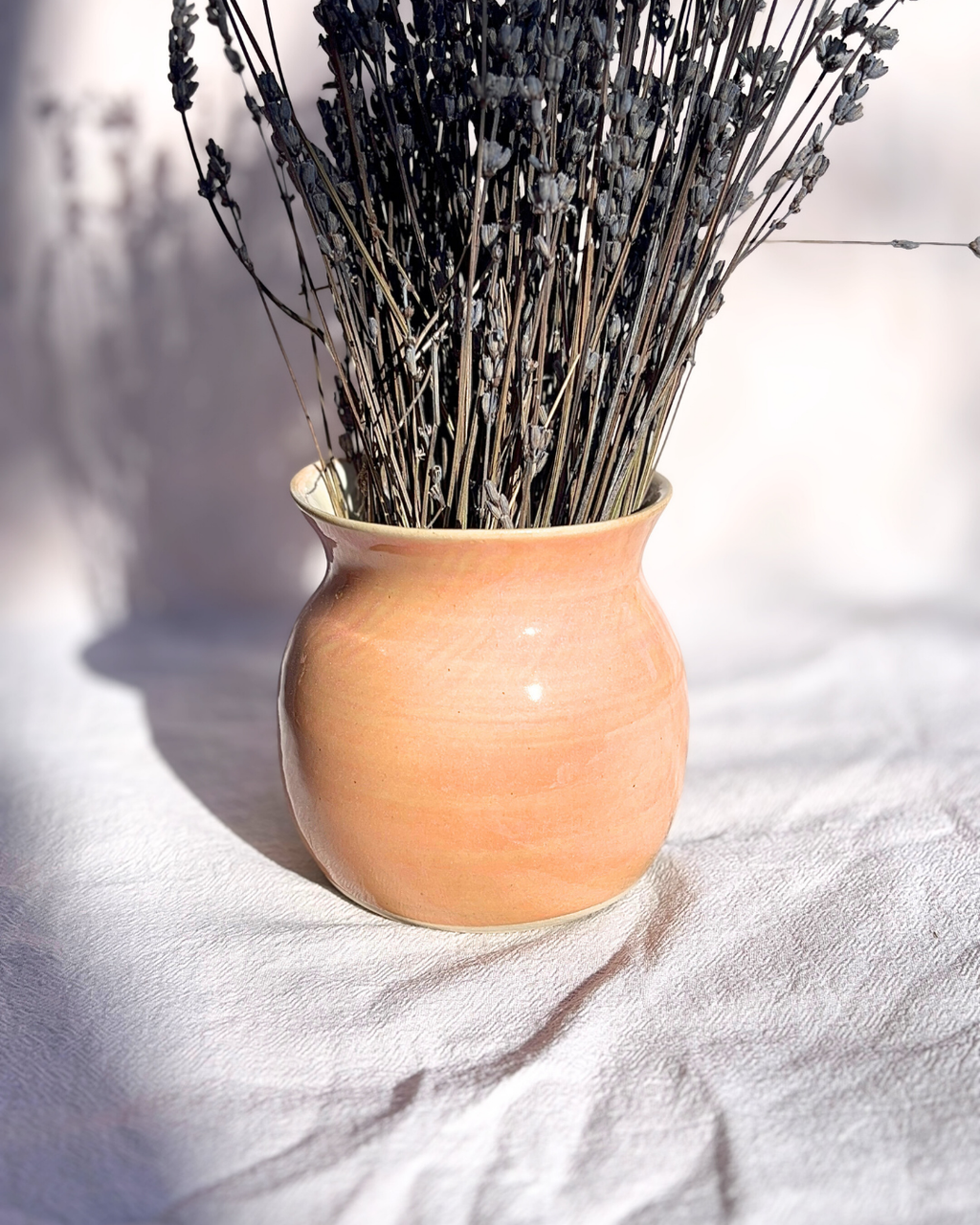 Adoptez une pièce artisanale à prix réduit avec ces créations présentant de légers défauts esthétiques, mais restant parfaitement fonctionnelles et solides pour un usage quotidien.